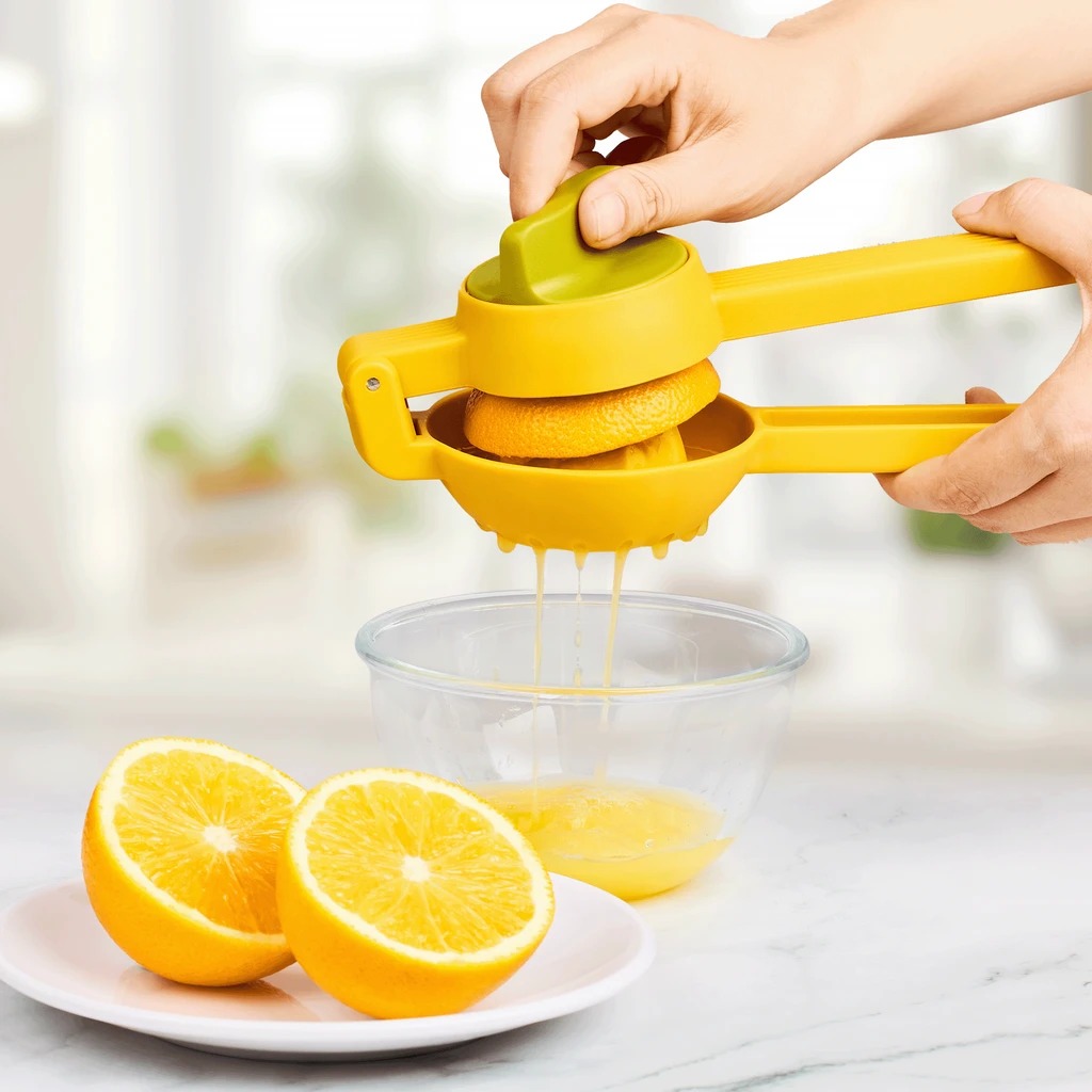 Lemon Squeezer, Manual Citrus Juicer, Lemon Juicer with Rotating Hinge Blade Hand Juicer Squeezer with a leaking spoon for Extracting the Most Juice Possible
