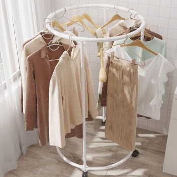 Round+Garment+Rack+%E2%80%93+Freestanding+Metal+Clothing+Display+with+Wheels%2C+Rotating+Spiral+Dress+Rack+for+Retail+%26+Home